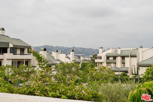 2227 Century Hill, Los Angeles CA: https://media.crmls.org/mediaz/63d1e3a5-f705-48f7-a332-5d86148d2418.jpg