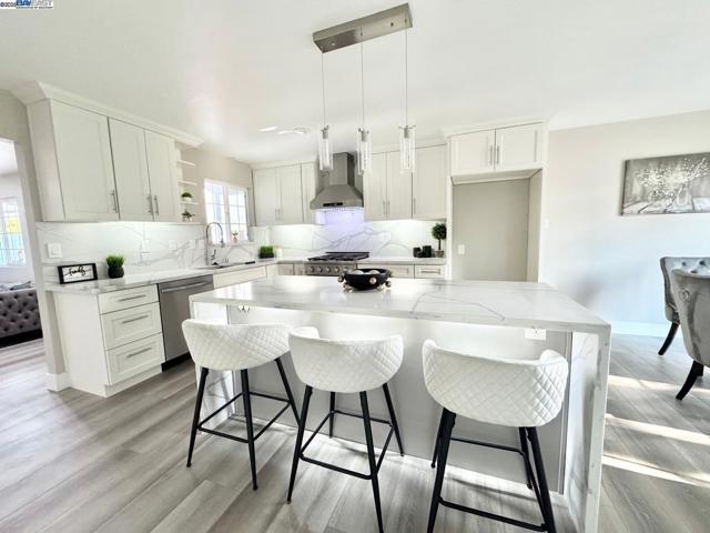 20595 Center St, Castro Valley CA: https://media.crmls.org/mediaz/63d33650-dbba-4ffe-af1b-b975e0a1d8df.jpg