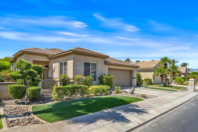 80435 Muirfield Drive, Indio CA: https://media.crmls.org/mediaz/63d34aac-a095-4431-b66c-a5f20eba7f7b.jpg