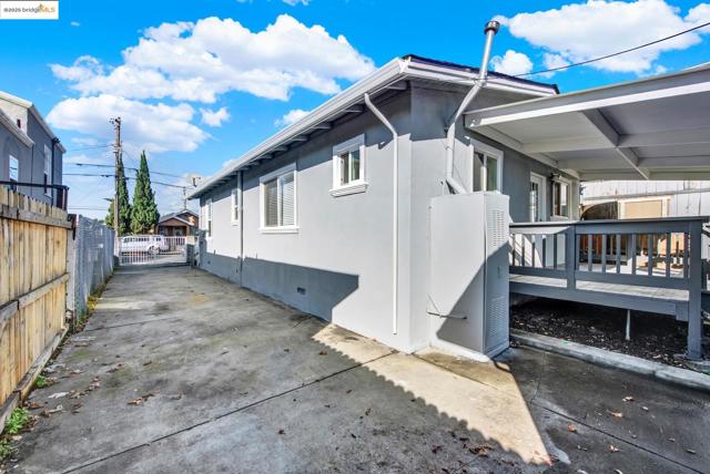 1232 78Th Ave, Oakland CA: https://media.crmls.org/mediaz/63d42232-575a-4e0a-81b3-a9d18de252c8.jpg
