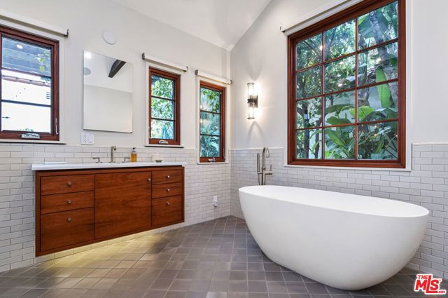 4277 Beck Avenue, Studio City CA: https://media.crmls.org/mediaz/63d44731-0e58-40e7-9e02-df2b5c5870af.jpg