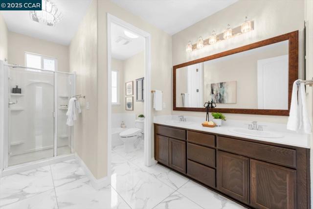 240 Alta St, Brentwood CA: https://media.crmls.org/mediaz/63d48251-08e0-4f1d-9b87-331e0def2799.jpg