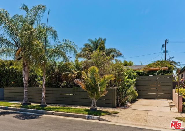 4211 Lyceum Avenue, Los Angeles, California 90066, 2 Bedrooms Bedrooms, ,1 BathroomBathrooms,Single Family Residence,For Sale,Lyceum,24419201