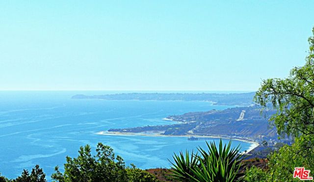 20776 Big Rock Drive, Malibu CA: https://media.crmls.org/mediaz/63d5e2d5-eb0d-4d08-820e-114185c2903f.jpg