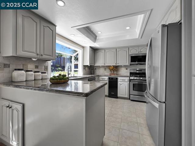 14 Mt Eden Pl, Clayton CA: https://media.crmls.org/mediaz/63d74cb4-76db-4b48-81b0-e6ee99bf988e.jpg