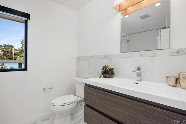 731 Valley Avenue, Solana Beach CA: https://media.crmls.org/mediaz/63d84e66-b9ed-4f27-81a3-6090689fbffd.jpg
