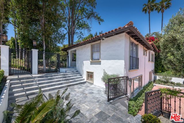 905 Hartford Drive, Beverly Hills CA: https://media.crmls.org/mediaz/63d8923f-8c33-4c8c-a3fa-488bd7623e83.jpg