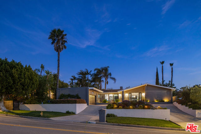 8400 Mulholland Drive, Los Angeles CA: https://media.crmls.org/mediaz/63d93074-5cc8-42b9-90c9-0a7c46ef62cc.jpg