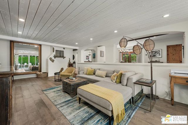 284 E Ocotillo Avenue, Palm Springs CA: https://media.crmls.org/mediaz/63d9eb9c-66fa-4339-804d-8beb24e7ddf5.jpg
