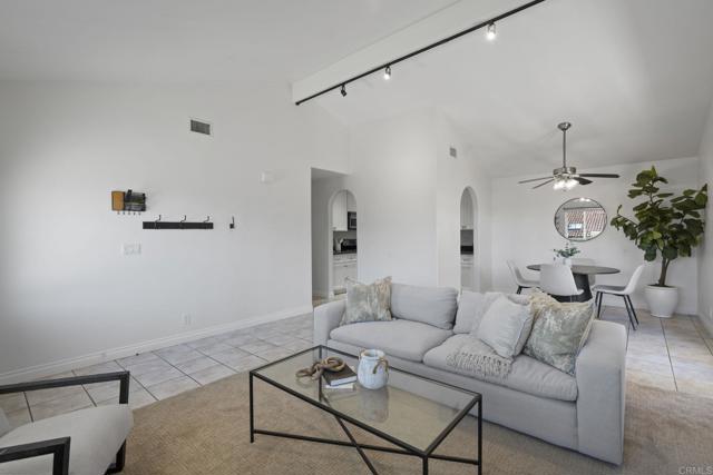 Detail Gallery Image 8 of 20 For 157 Belfast Gln, Escondido,  CA 92027 - 3 Beds | 2 Baths