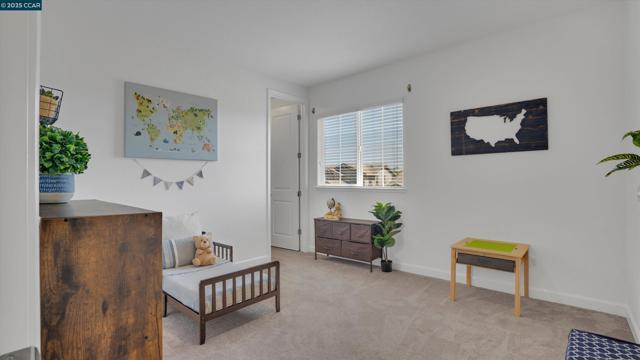 719 Jennifer St, Brentwood CA: https://media.crmls.org/mediaz/63da859b-3eb0-476a-9f57-7b362b5a54bb.jpg