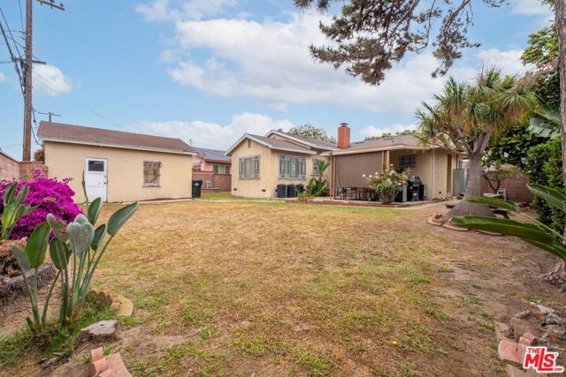 10725 S 8th Avenue, Inglewood CA: https://media.crmls.org/mediaz/63db02b1-3967-4ad1-a32d-a13df9048f56.jpg