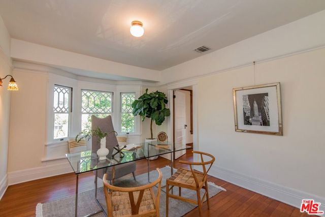 2057 S Oxford Avenue, Los Angeles CA: https://media.crmls.org/mediaz/63dbcdec-f6e8-454a-8451-6d5e94e14b51.jpg
