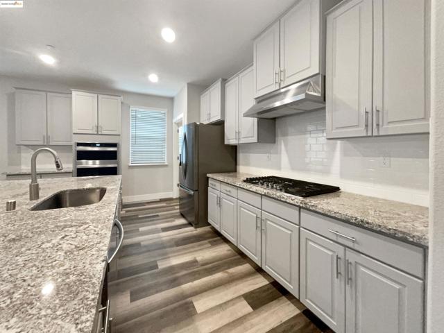 2066 Espana Ln, Rio Vista CA: https://media.crmls.org/mediaz/63dd3516-a6a6-418f-8c26-b09f4b9a4ce6.jpg