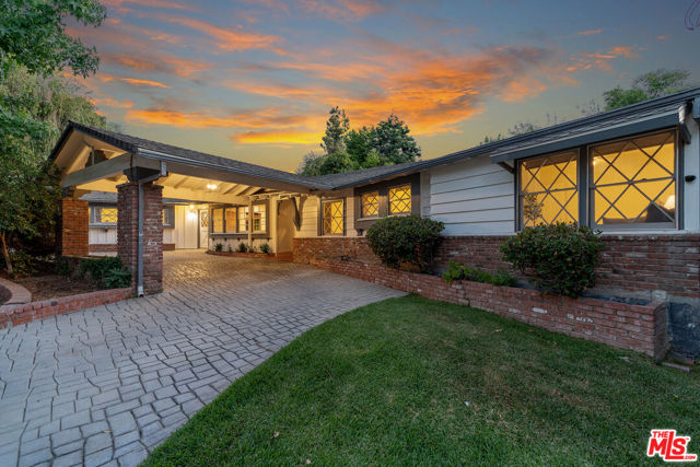 4835 Corbin Avenue, Tarzana CA: https://media.crmls.org/mediaz/63de3448-da67-4240-834f-882672ceaa20.jpg