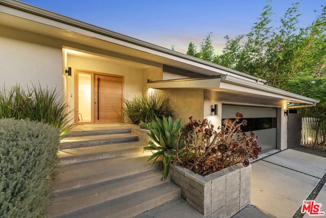 8400 Edwin Drive, Los Angeles CA: https://media.crmls.org/mediaz/63e106f2-5027-4db6-a61e-48d2a0b6b6ce.jpg