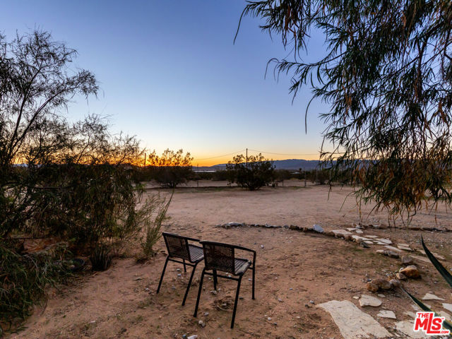 2724 Stonehill Avenue, Joshua Tree CA: https://media.crmls.org/mediaz/63e2c8ac-e1b7-44c5-8532-a5f4f740f6be.jpg
