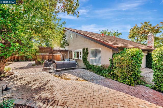 1372 Bent Tree Ln, Concord CA: https://media.crmls.org/mediaz/63e3780e-a575-4e1d-8bc7-a385e8993b6b.jpg