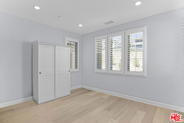 20326 W Liverpool Way, Porter Ranch CA: https://media.crmls.org/mediaz/63e3cba3-cd64-4cbe-98ef-9d4f2be48cac.jpg