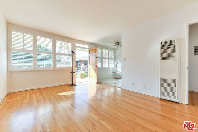 2033 Cloverfield Boulevard, Santa Monica CA: https://media.crmls.org/mediaz/63e49ffe-f8ef-49fe-a0be-3a21b111b47c.jpg
