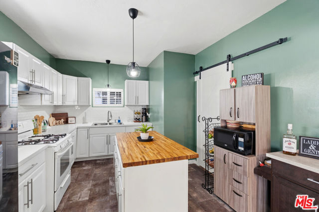 547 N St Louis Street, Los Angeles CA: https://media.crmls.org/mediaz/63e7d705-b65f-4d9e-ba6a-e1ec5a6a2a5b.jpg