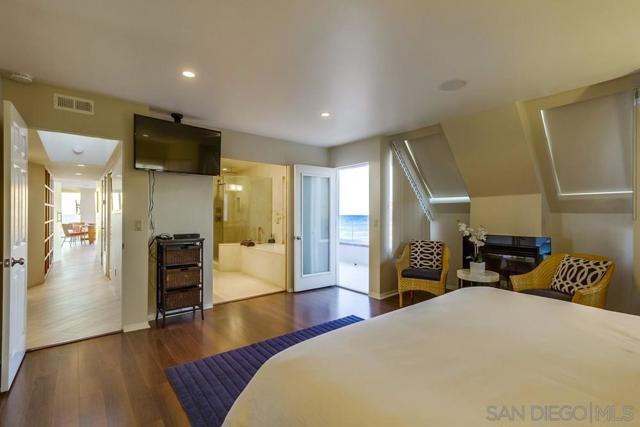 3391 Ocean Front Walk, San Diego CA: https://media.crmls.org/mediaz/63e838cf-f52f-4661-b25d-73e0d90429e6.jpg