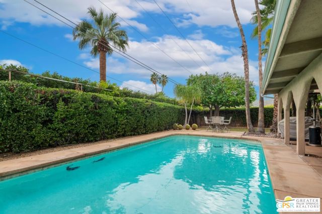 648 S Roxbury Drive, Palm Springs CA: https://media.crmls.org/mediaz/63e87ed6-00a5-4b9d-b4e5-d934b83c270c.jpg