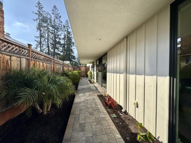 16 Hillview Avenue, Redwood City CA: https://media.crmls.org/mediaz/63e89a0e-1b37-443a-8693-3a5999bc0d37.jpg