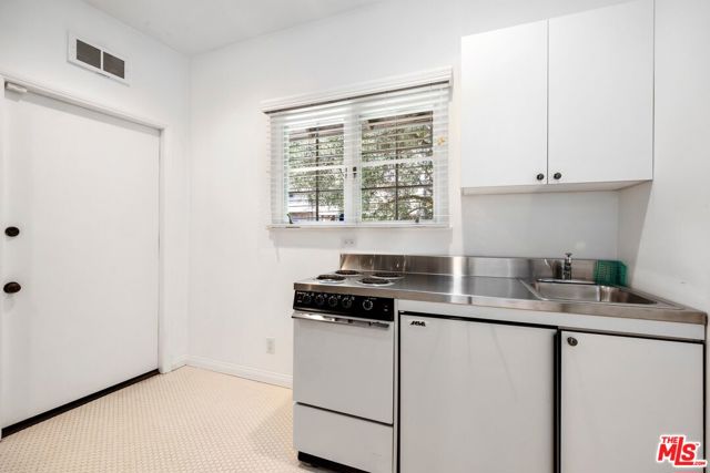 2562 Mandeville Canyon Road, Los Angeles CA: https://media.crmls.org/mediaz/63e8a8b5-76bb-45bb-bda0-0a0ef7ef20ac.jpg