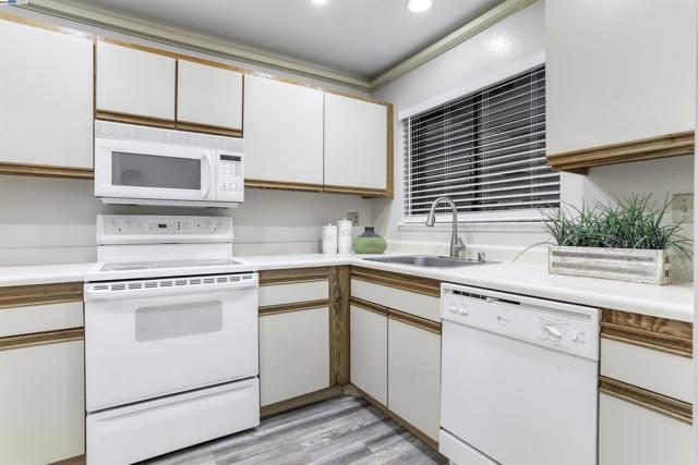 320 Peninsula Ave, San Mateo CA: https://media.crmls.org/mediaz/63eab16f-5646-4519-84e8-ca6817e4d61f.jpg