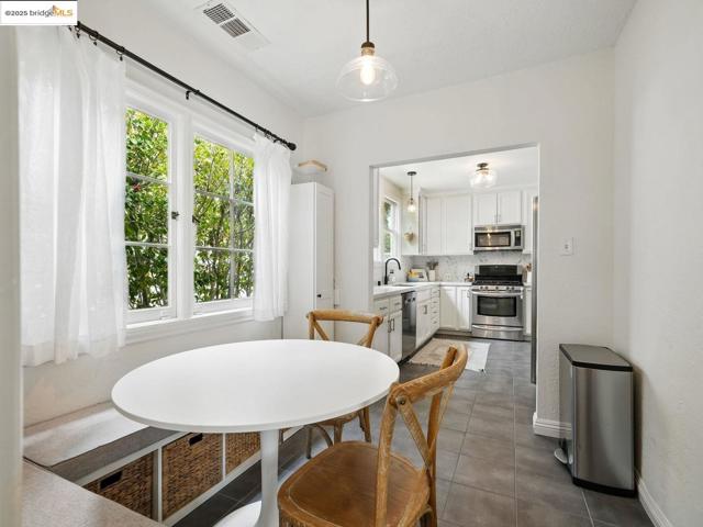 3712 Maple AVE, Oakland CA: https://media.crmls.org/mediaz/63eb3fd7-0aff-4ec3-a74f-ca338b378143.jpg
