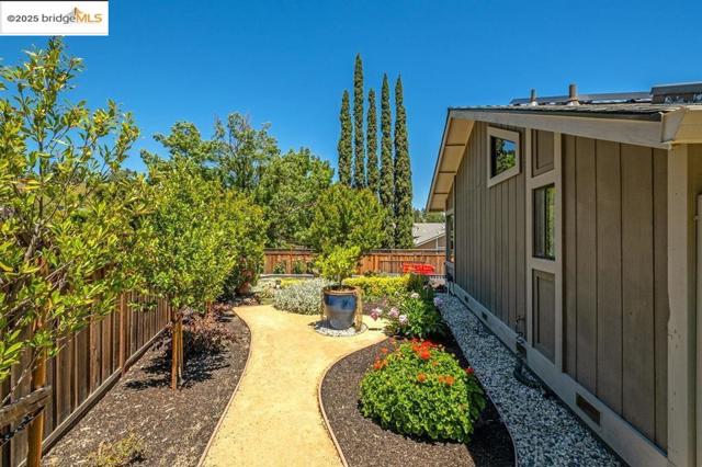 1431 Huston Rd, Walnut Creek CA: https://media.crmls.org/mediaz/63ebafa8-0814-4421-8a24-01cd29c0de83.jpg