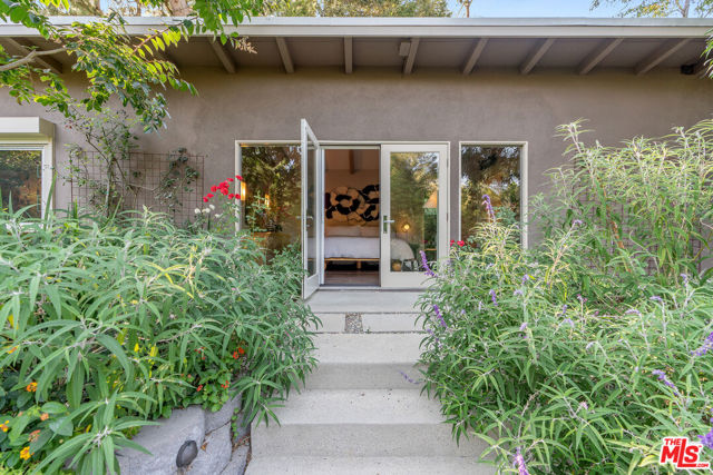 8581 Appian Way, Los Angeles CA: https://media.crmls.org/mediaz/63ec19ba-70d1-4f8a-ba14-ff6c244a6604.jpg
