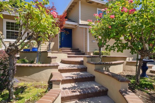 7467 Sundrop Ct, Pleasanton CA: https://media.crmls.org/mediaz/63ec37dd-2a07-4cd9-8f41-da618e8b2a31.jpg