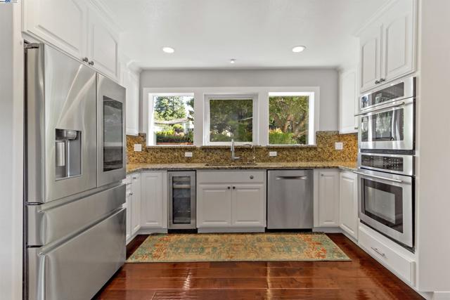 25444 University Ct, Hayward CA: https://media.crmls.org/mediaz/63ed614b-6a23-485d-b500-88439a3b2508.jpg