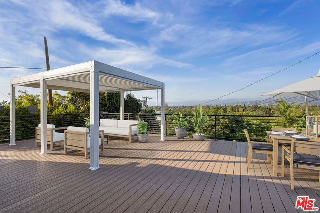 11775 Laurelwood Drive, Studio City CA: https://media.crmls.org/mediaz/63ee2898-0ad6-4ae3-a77f-b0d9f7e21e2c.jpg