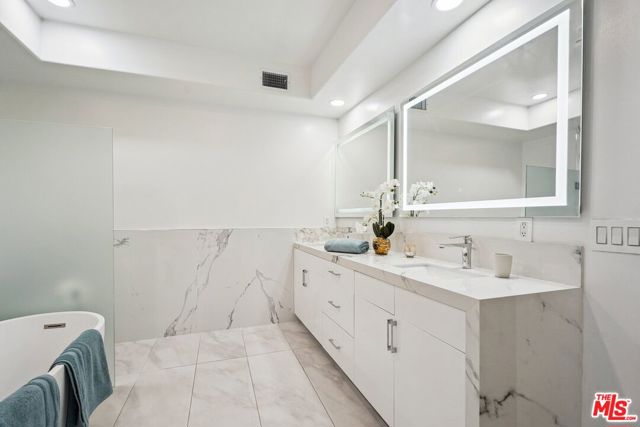 1861 Veteran Avenue, Los Angeles CA: https://media.crmls.org/mediaz/63ef5cae-1ef9-470b-8a08-8cd3efe413b9.jpg