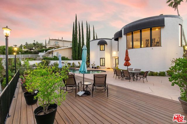 16894 Encino Hills Drive, Encino CA: https://media.crmls.org/mediaz/63efe6bc-50f7-4781-bfd2-b82a200def27.jpg
