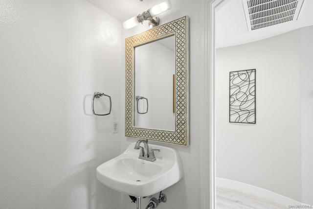 1501 India St, San Diego CA: https://media.crmls.org/mediaz/63f068a7-7494-4b40-b8da-99de09134ad7.jpg