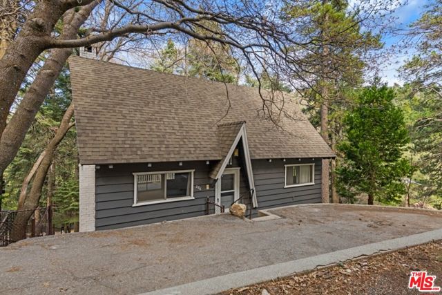 286 S Fairway Drive, Lake Arrowhead CA: https://media.crmls.org/mediaz/63f0cb08-2c6f-4248-a7cf-13857b67f62f.jpg