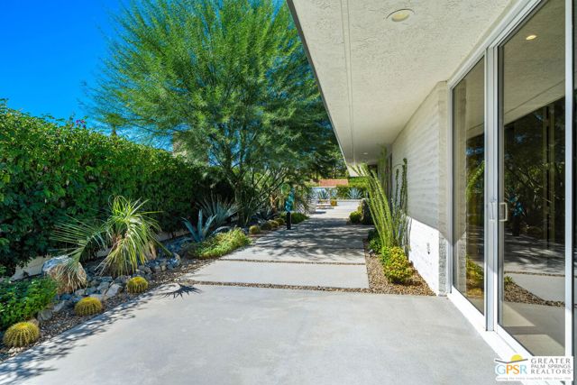 30 Mayfair Drive, Rancho Mirage CA: https://media.crmls.org/mediaz/63f14065-31dc-4eb7-be0f-eb19fc4be49a.jpg