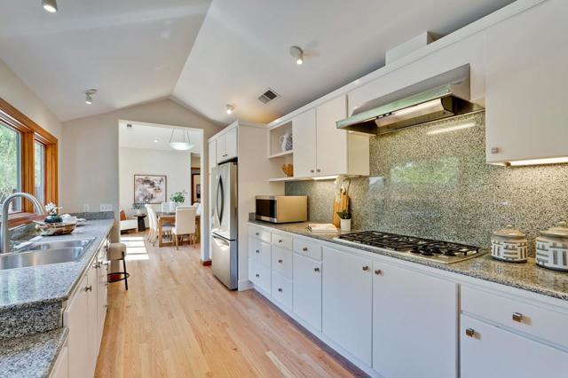 1625 Hazelaar Way, Los Altos CA: https://media.crmls.org/mediaz/63f1d017-c0dd-43ea-85e9-cbafc3c54571.jpg