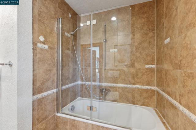 40 Las Palomas, Orinda CA: https://media.crmls.org/mediaz/63f24162-2618-4ef4-8faa-36b4ee7c1fff.jpg