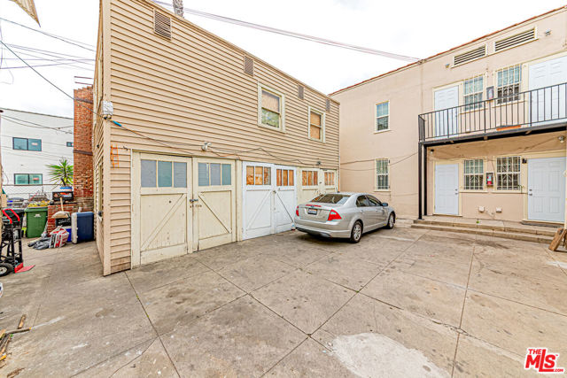 2460 W 18th Street, Los Angeles CA: https://media.crmls.org/mediaz/63f29988-68d9-4915-a759-c5e249254a6b.jpg