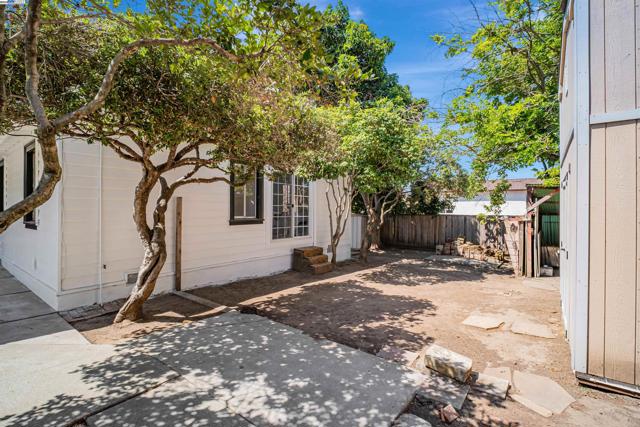 3780 Somerset Ave, Castro Valley CA: https://media.crmls.org/mediaz/63f34716-7def-4f03-bbe1-62d3f3c26926.jpg