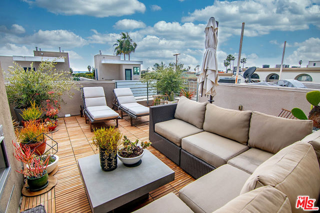 1400 N Fuller Avenue, Los Angeles CA: https://media.crmls.org/mediaz/63f36a2a-b7b8-407d-a202-33f05071ec73.jpg