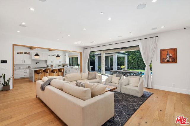 4937 Rubio Avenue, Encino CA: https://media.crmls.org/mediaz/63f3b29e-c895-485d-8161-21d8d4ca3f2e.jpg