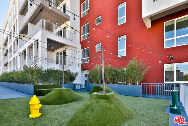 750 S Oxford Avenue, Los Angeles CA: https://media.crmls.org/mediaz/63f3f14e-6001-43a7-aaf8-a1975fefea43.jpg