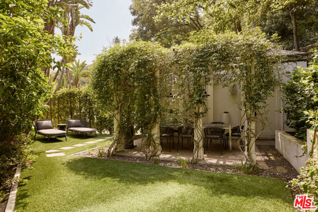 10660 Somma Way, Los Angeles CA: https://media.crmls.org/mediaz/63f49434-90df-4aa2-b416-e4605a2ec9b5.jpg