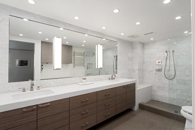 3860 Riviera Dr, San Diego CA: https://media.crmls.org/mediaz/63f515c3-8e25-4821-a37b-3141c20917c7.jpg